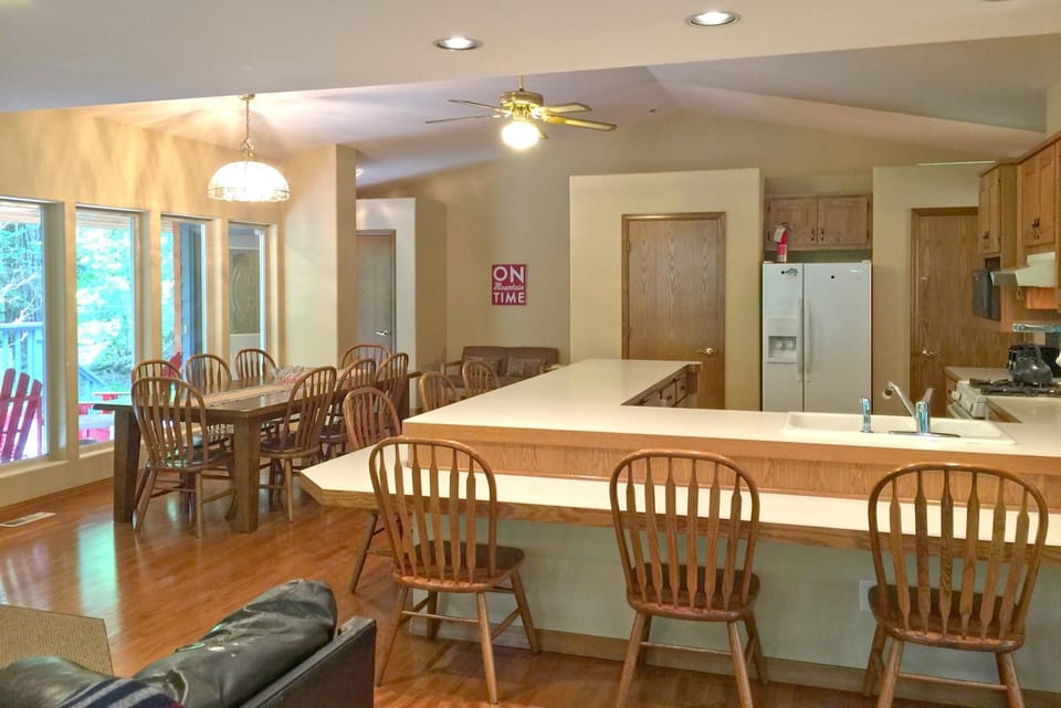 Restaurant/places to eat, Dining area, kitchen