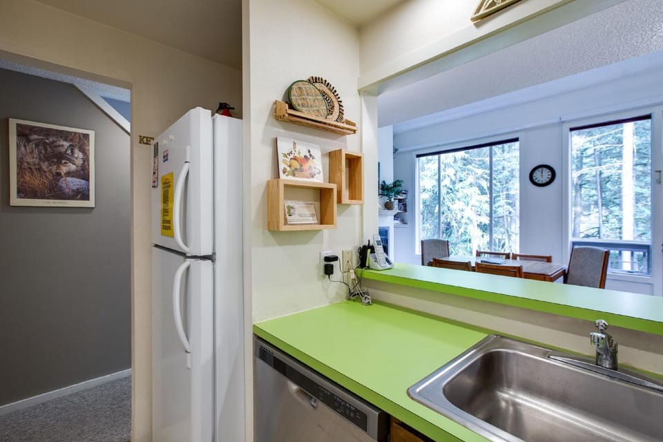 Snowater Condo 38 - A great mountain retreat House in Glacier