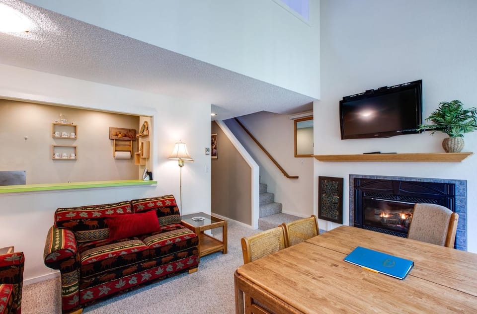 Communal lounge/ TV room, TV and multimedia, Living room, fireplace