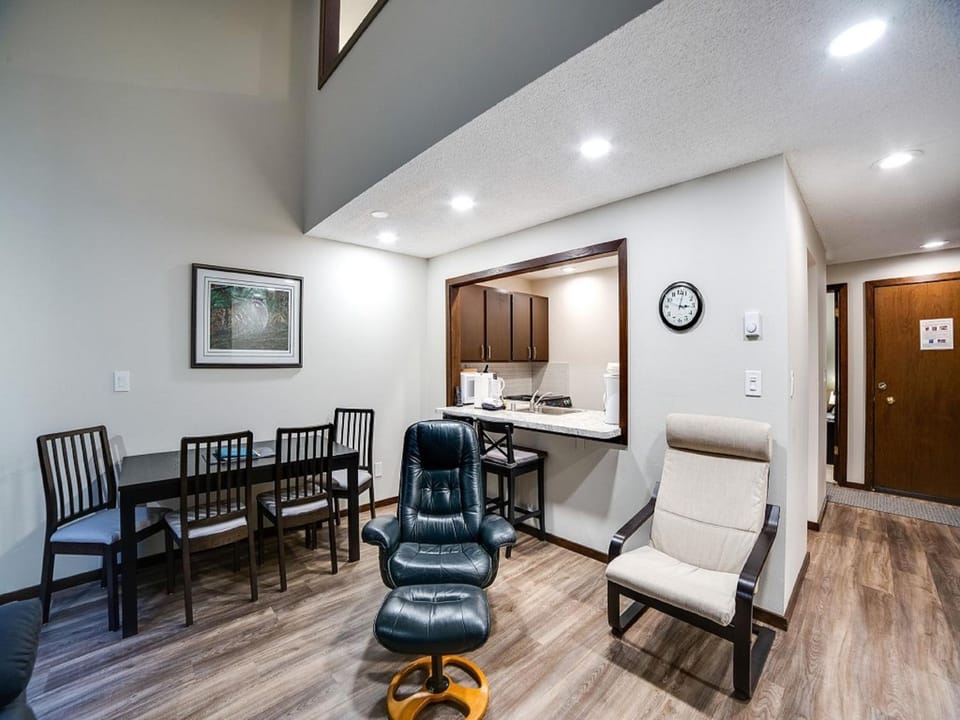 Snowater Condo Story Condo - Sleeps 4 - Close to Community Amenities Apartment in Glacier