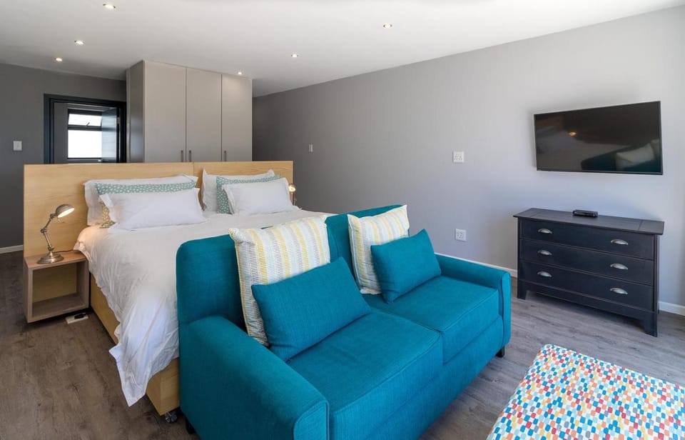 Bed, TV and multimedia, Seating area, Bedroom