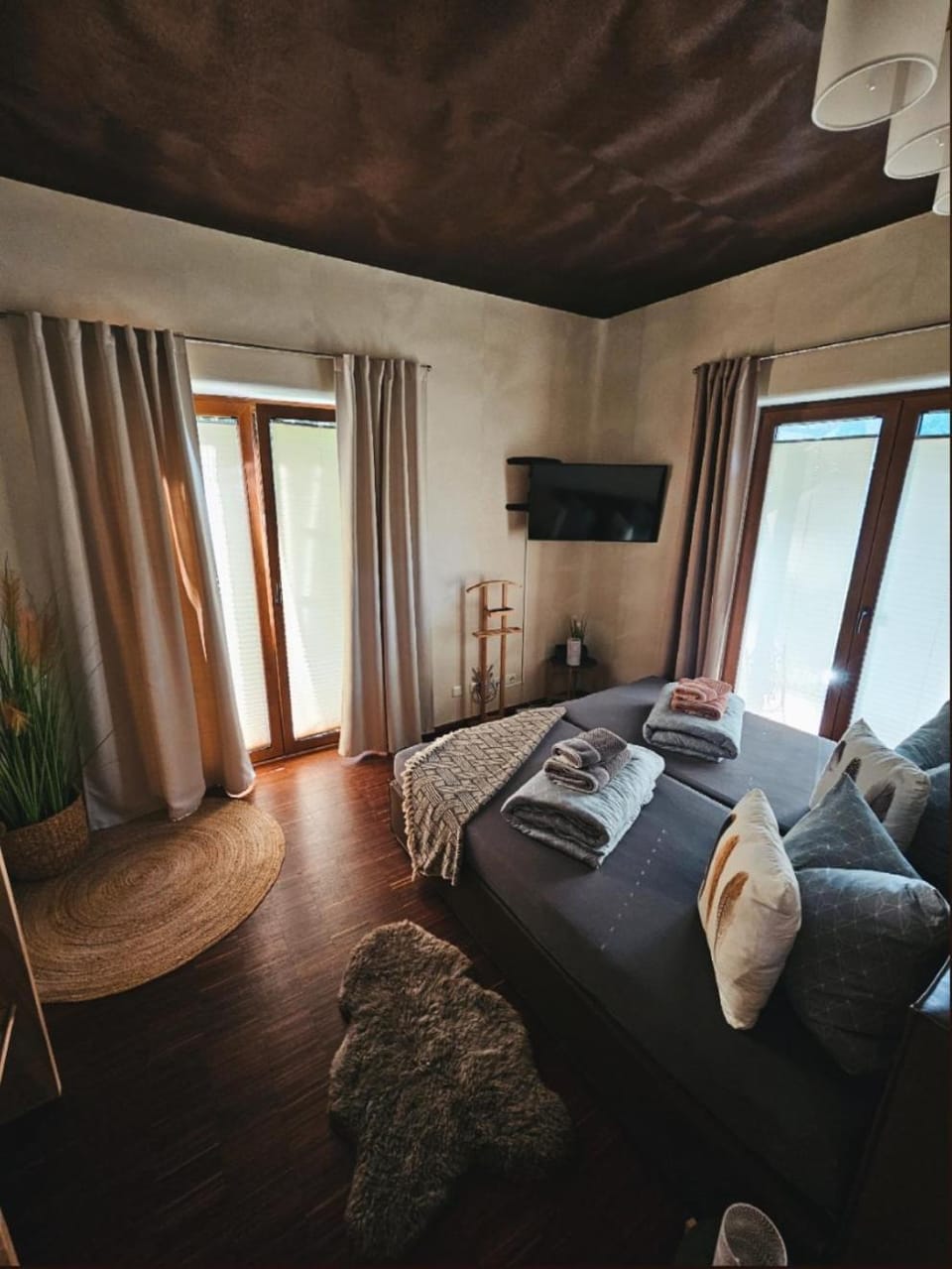 Bed, TV and multimedia, Photo of the whole room, Bedroom, towels