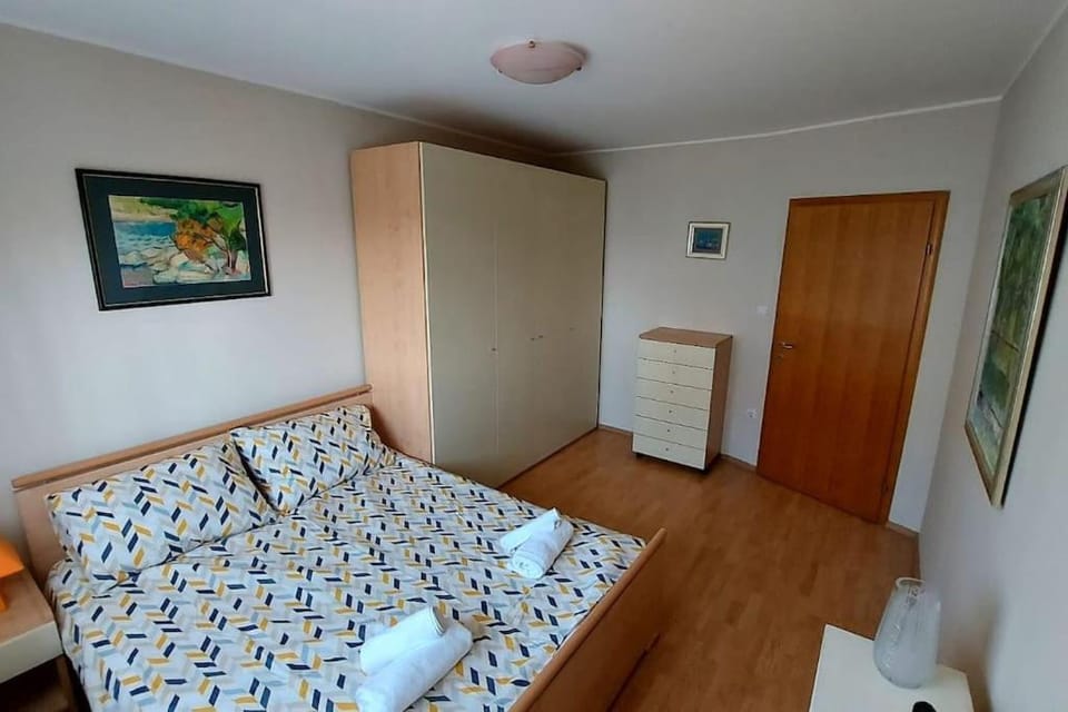 Photo of the whole room, Bedroom, wardrobe