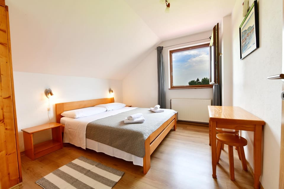 Bed, towels