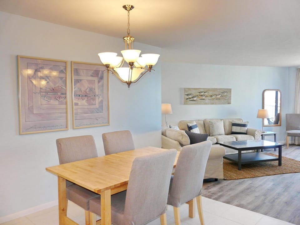 Breezy beachfront condo with unmatched views and pool House in Marco Island