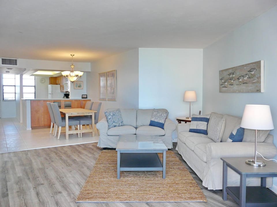 Breezy beachfront condo with unmatched views and pool House in Marco Island