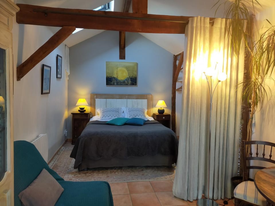 Photo of the whole room, Bedroom