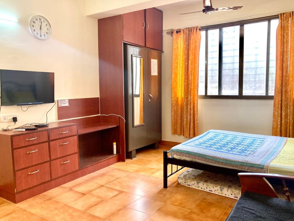 Bed, TV and multimedia, Bedroom