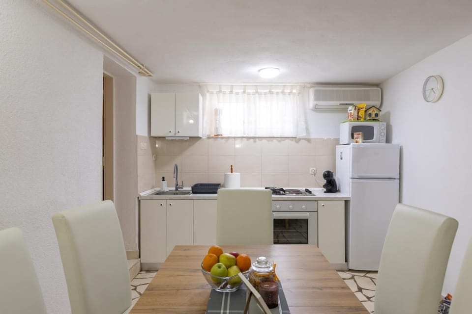 Dining area, kitchen