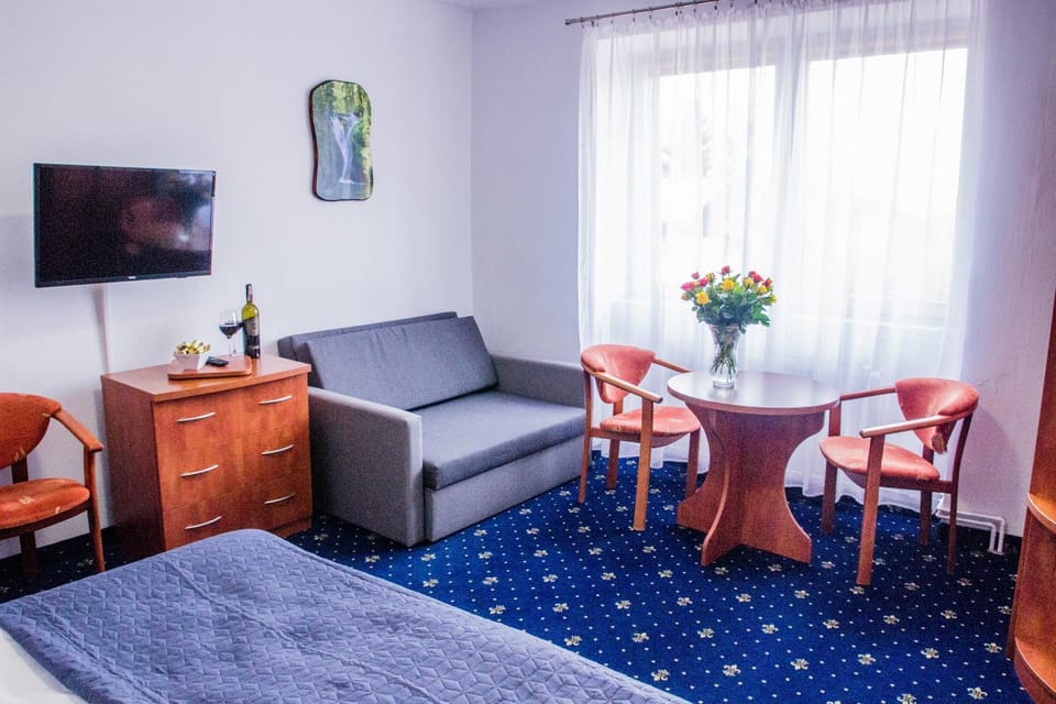 Communal lounge/ TV room, TV and multimedia, Living room, Seating area