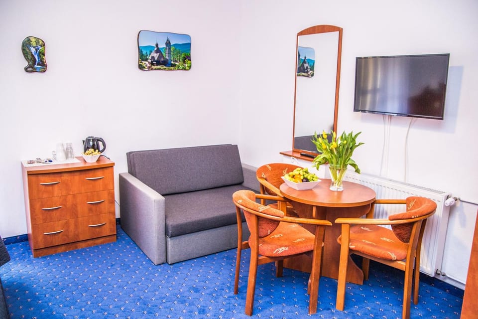 TV and multimedia, Living room, Seating area, Dining area