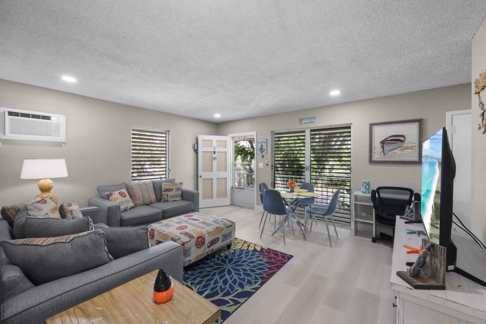 Peaceful condo with pool and steps to beach House in Marco Island