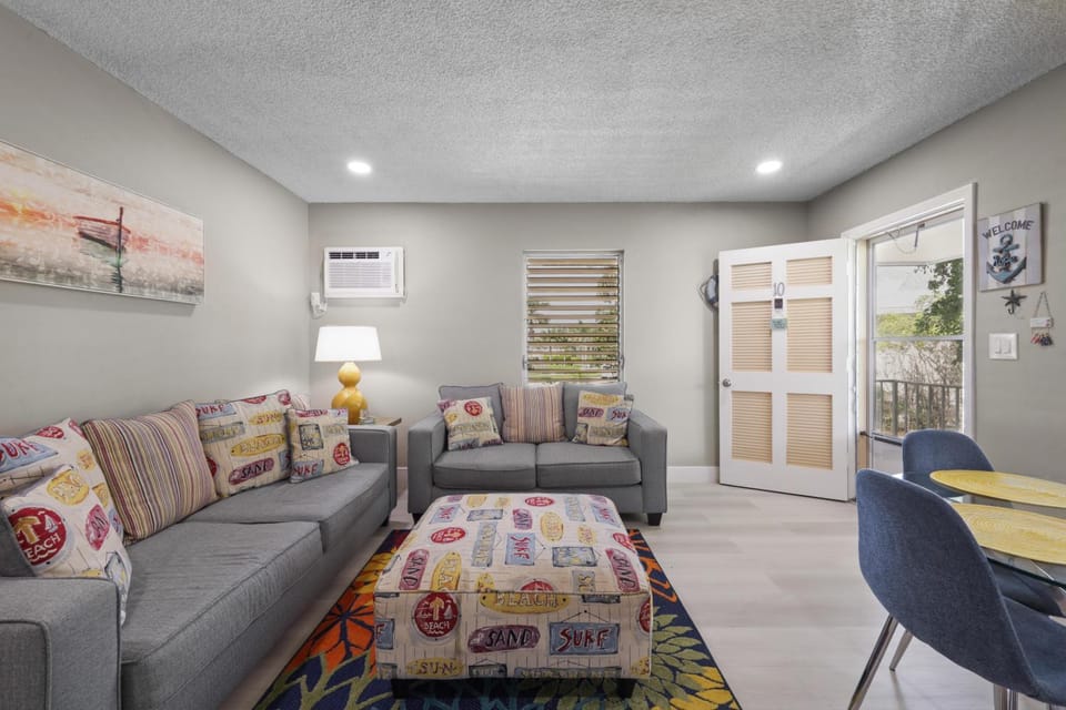 Peaceful condo with pool and steps to beach House in Marco Island