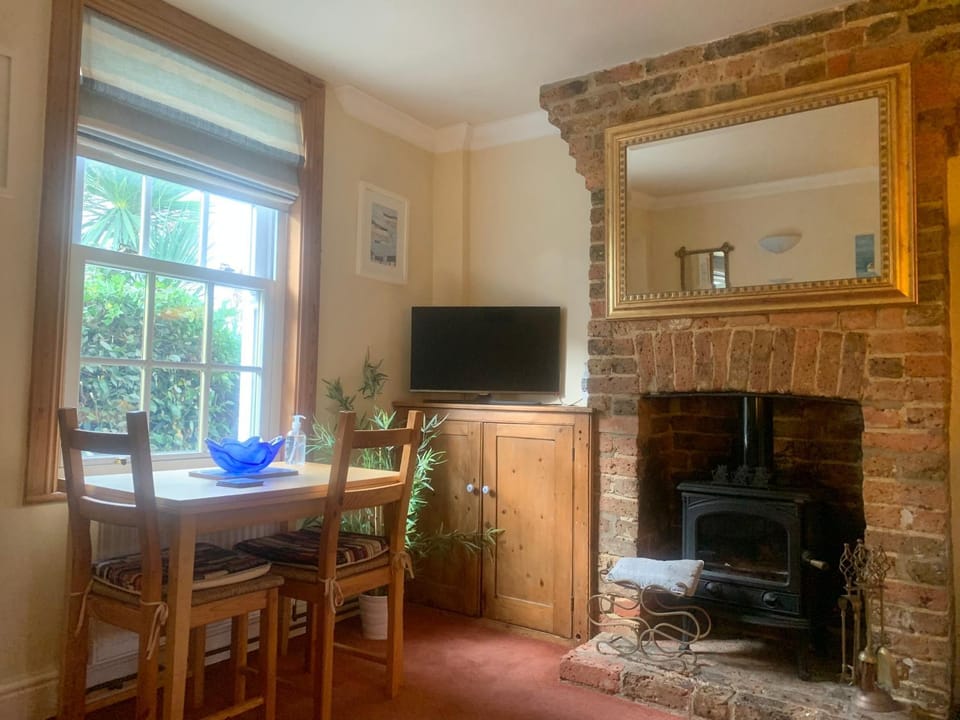Minty Cottage House in Hythe