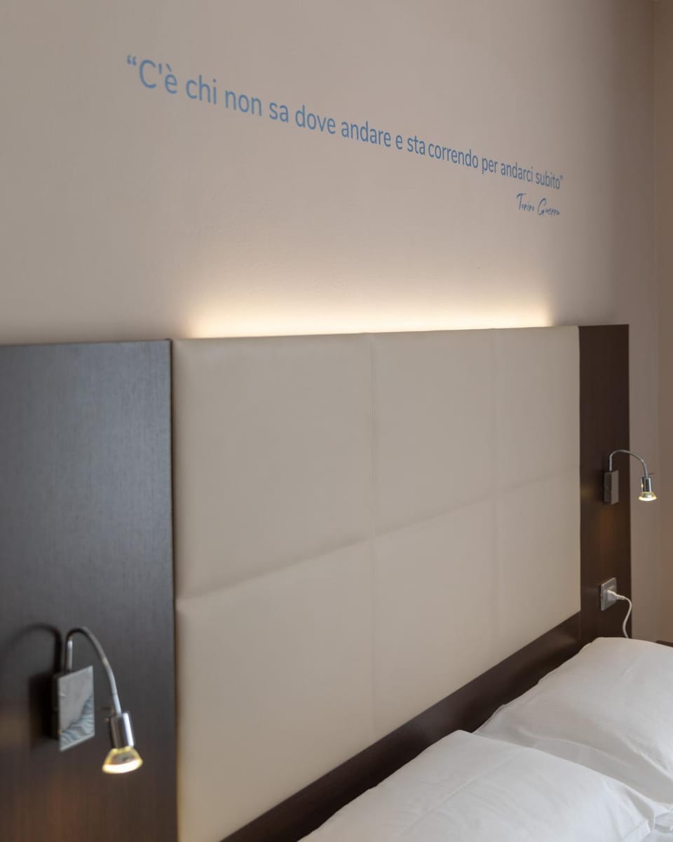 Bed, Photo of the whole room, Decorative detail, Bedroom