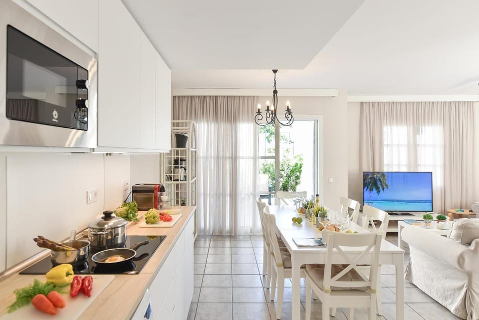 TV and multimedia, Kitchen or kitchenette, Dining area, minibar, stove