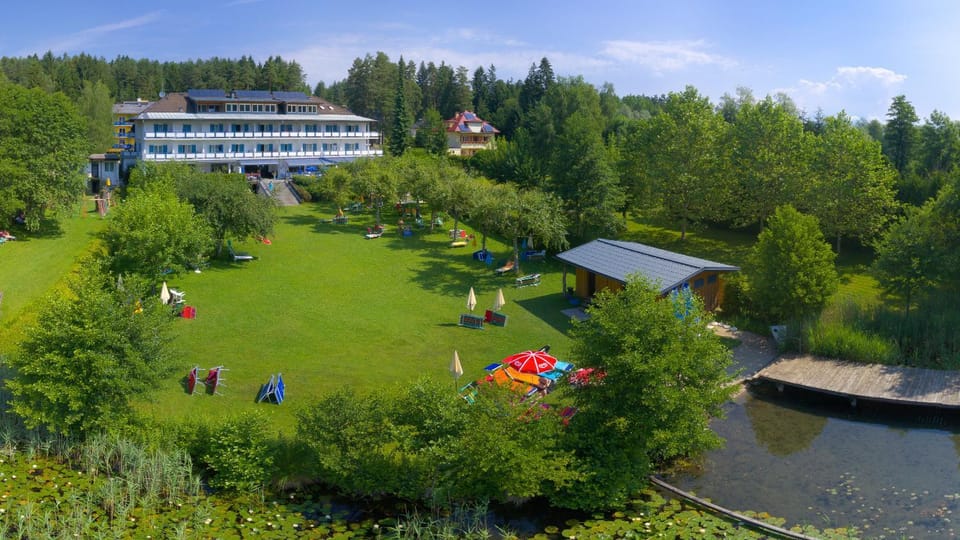 Property building, Bird's eye view, Garden, Garden, Beach, Lake view
