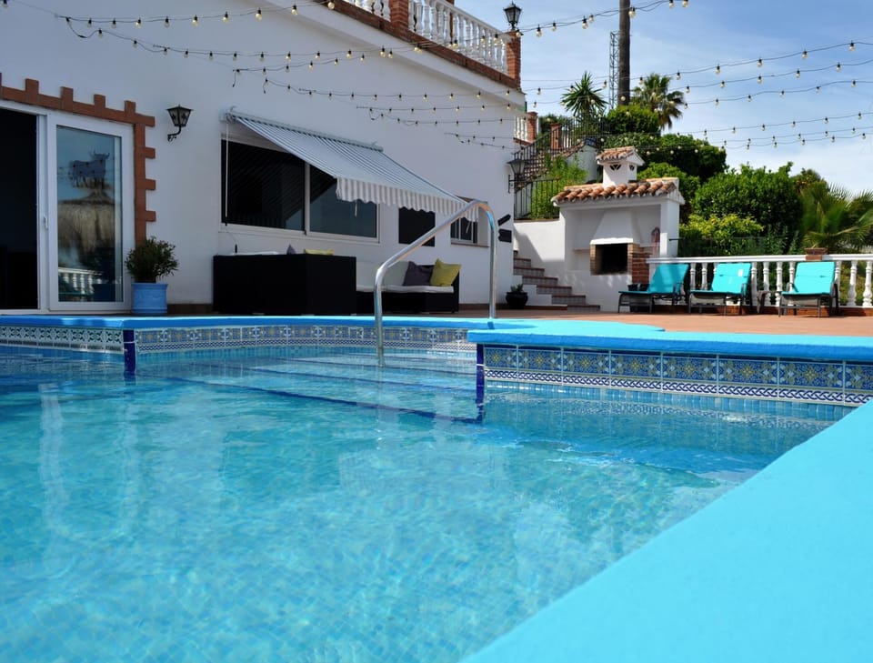 Property building, Day, BBQ facilities, Pool view, Swimming pool, sunbed