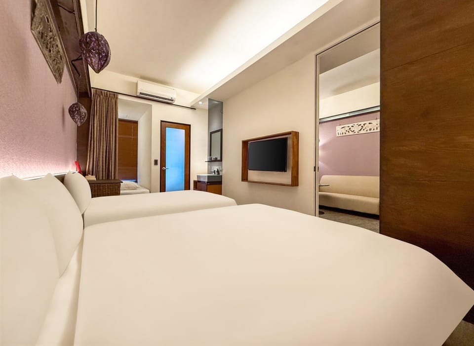 Bed, Photo of the whole room, Seating area, Bedroom