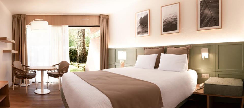 TV and multimedia, Photo of the whole room, Seating area, Dining area, Bedroom, Location, sunbed, air conditioner