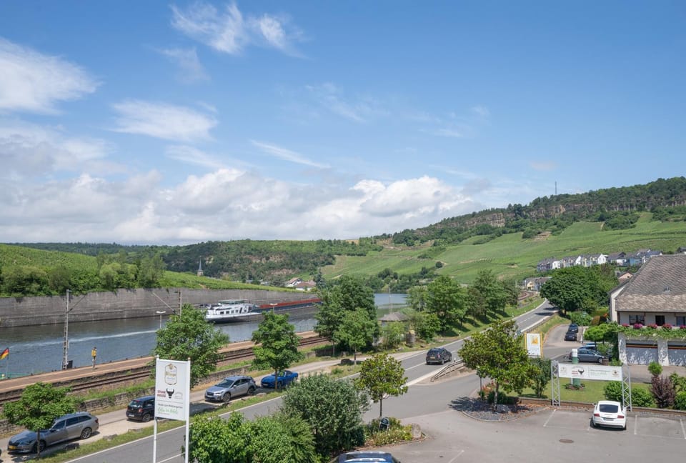 Property building, Spring, Day, Neighbourhood, Natural landscape, Bird's eye view, Mountain view, River view, Street view, Location, Parking
