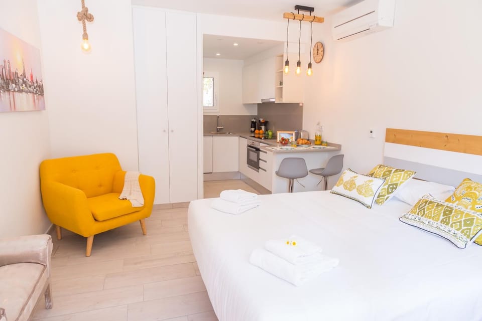 Bed, TV and multimedia, Kitchen or kitchenette, Bedroom, Garden view, Inner courtyard view