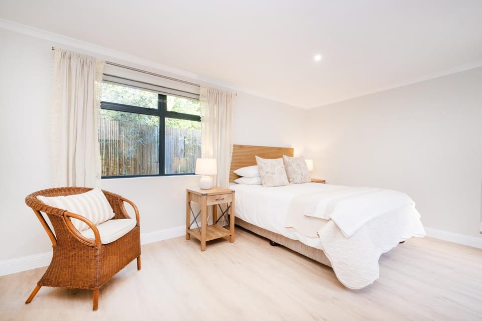 Bed, Photo of the whole room, Seating area, Bedroom