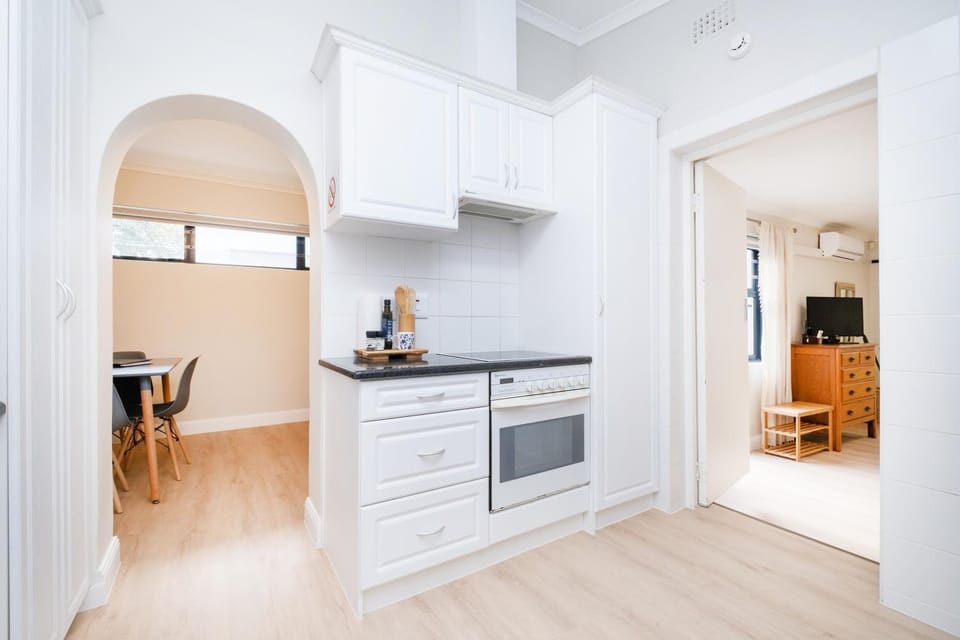 Kitchen or kitchenette, Dining area, minibar, oven, stove