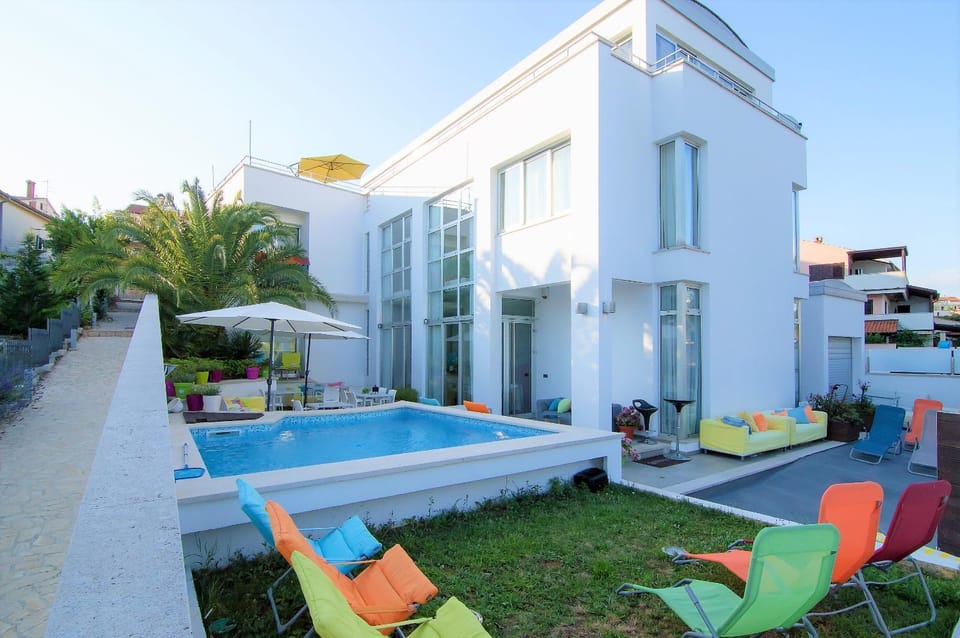 Property building, Swimming pool, Swimming pool