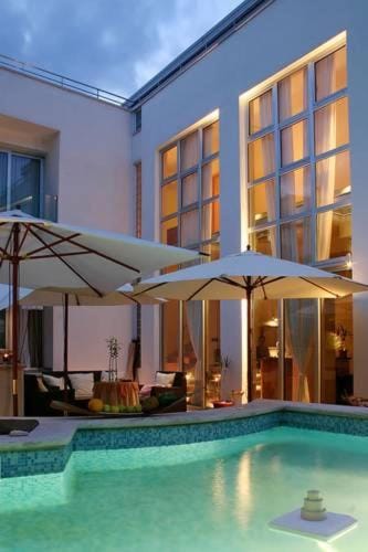 Property building, Swimming pool, Swimming pool