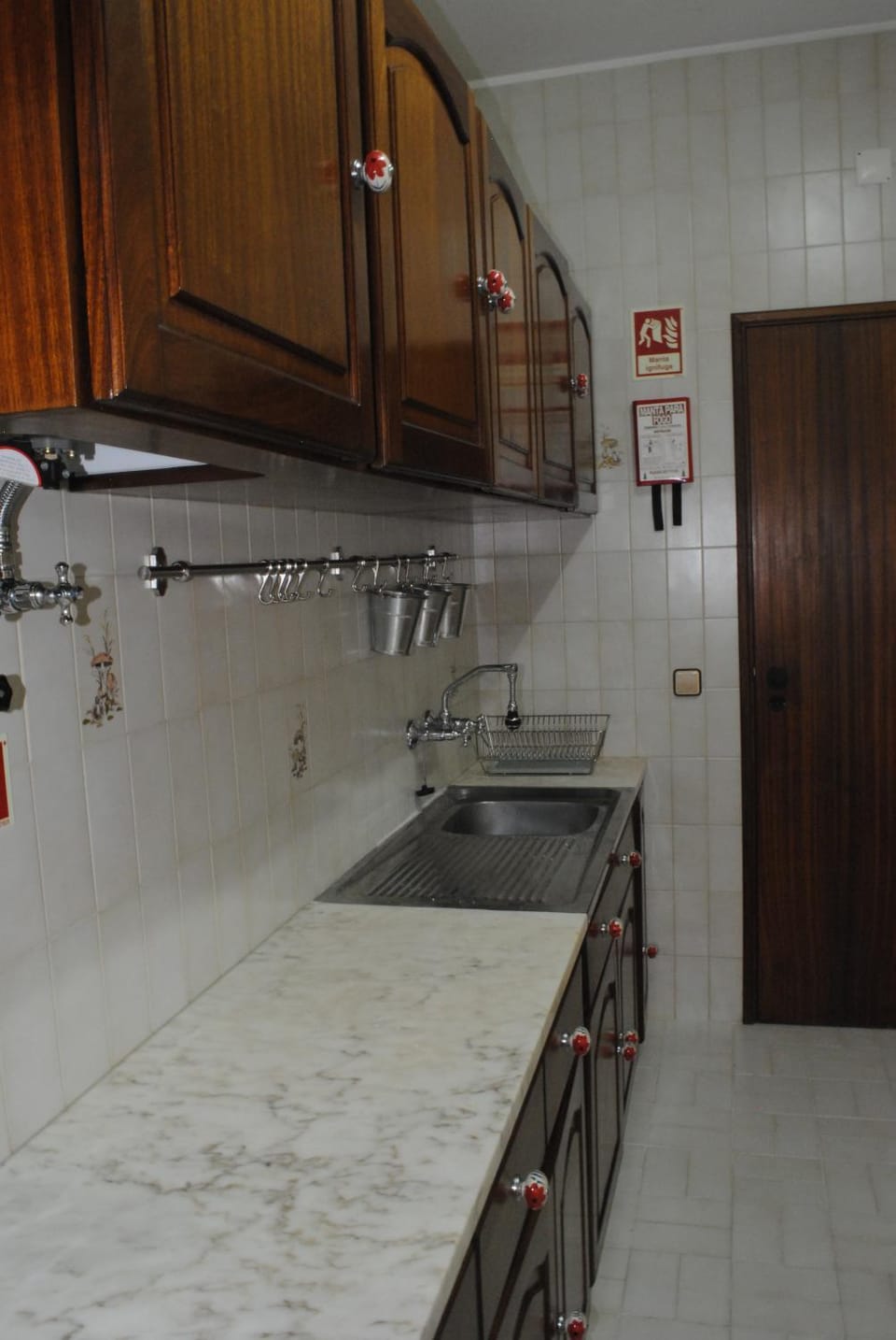 Coffee/tea facilities, Dining area, microwave, oven, stove, toaster, kitchen