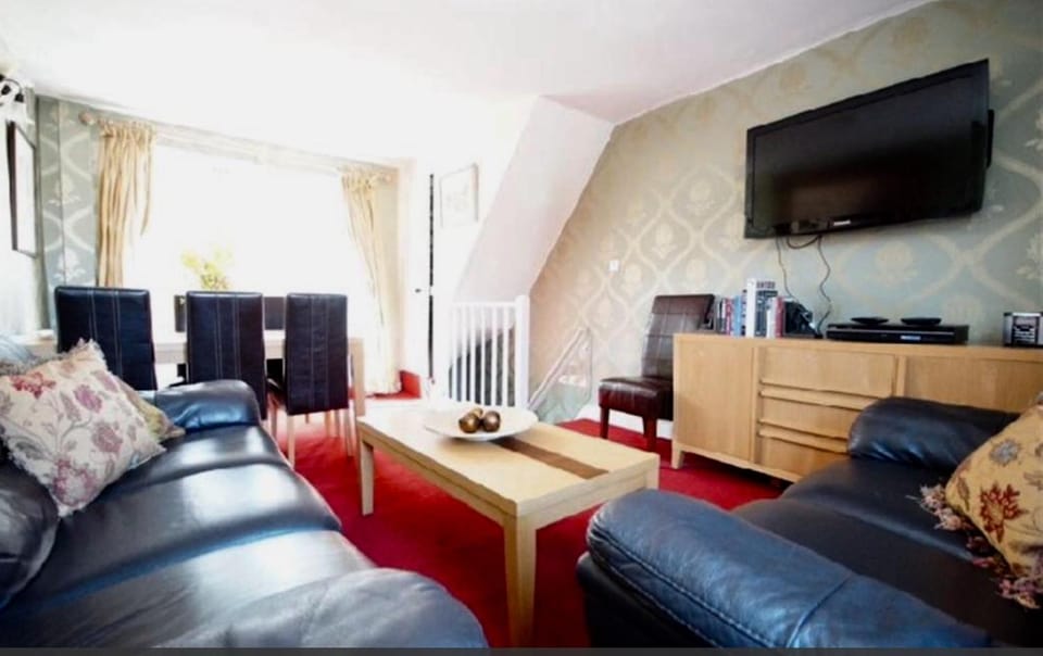 TV and multimedia, Living room, Seating area, Dining area