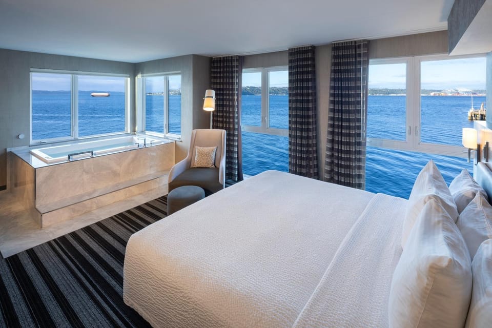 Bed, Hot Tub, TV and multimedia, Photo of the whole room, Lake view, Sea view