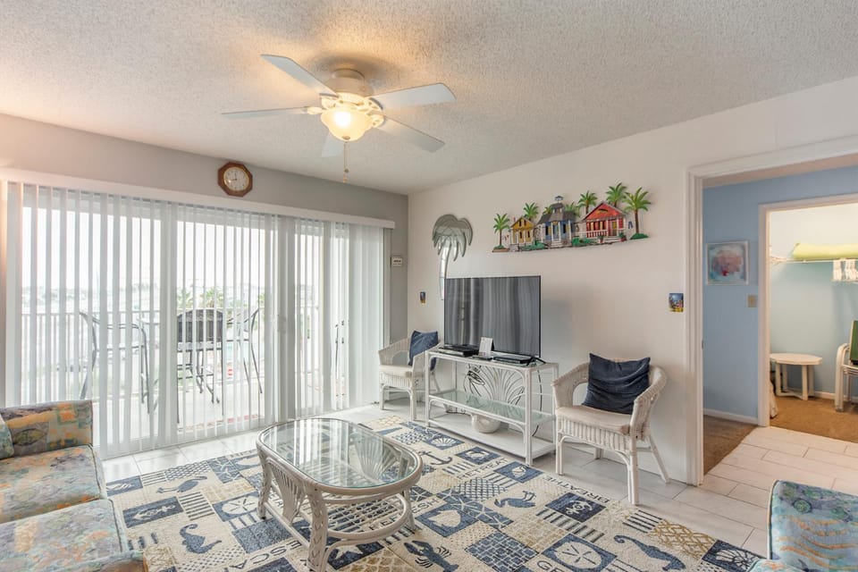 Beachfront Complex - 2b 2b - Beach Place #302 Apartment in Madeira Beach