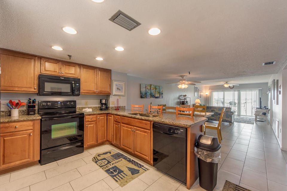 Beachfront Complex - 2b 2b - Beach Place #302 Apartment in Madeira Beach