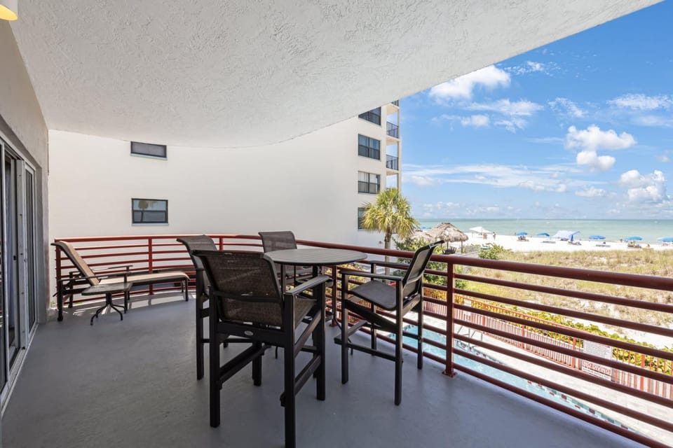 Luxury Direct Ocean Front 1315 sq ft. - Hot Tub Pool Apartment in Madeira Beach