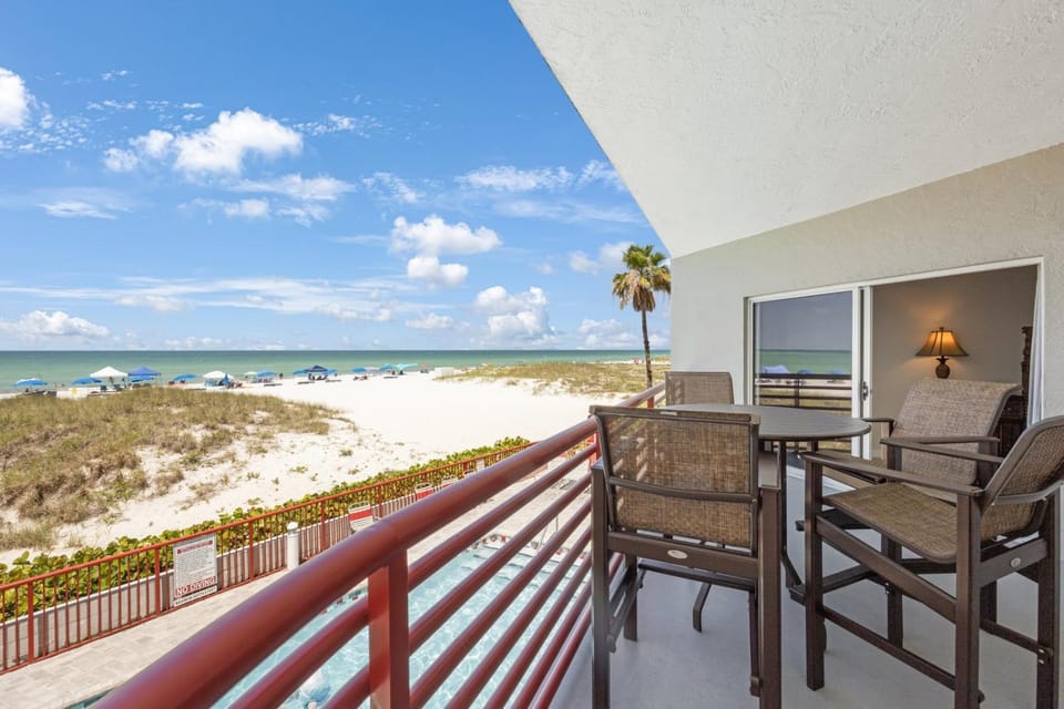 Luxury Direct Ocean Front 1315 sq ft. - Hot Tub Pool Apartment in Madeira Beach