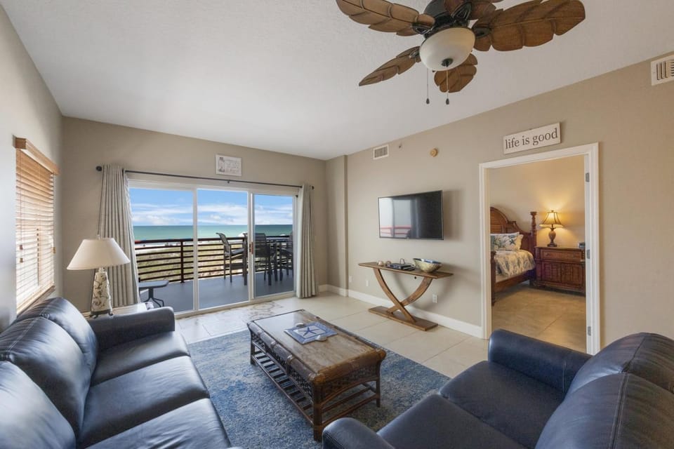 Luxury Direct Ocean Front 1315 sq ft. - Hot Tub Pool Apartment in Madeira Beach