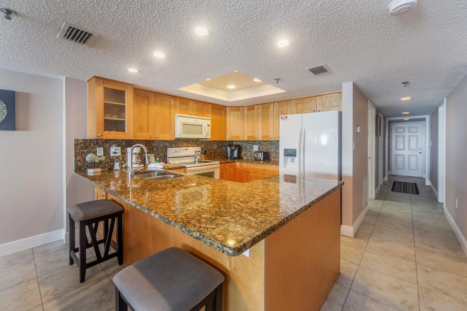 Direct Beach Views Family Friendly Las Brisas #205 Apartment in Madeira Beach