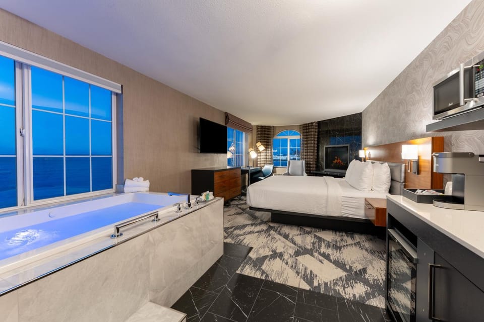 Bed, Hot Tub, TV and multimedia, Photo of the whole room, Bath, fireplace