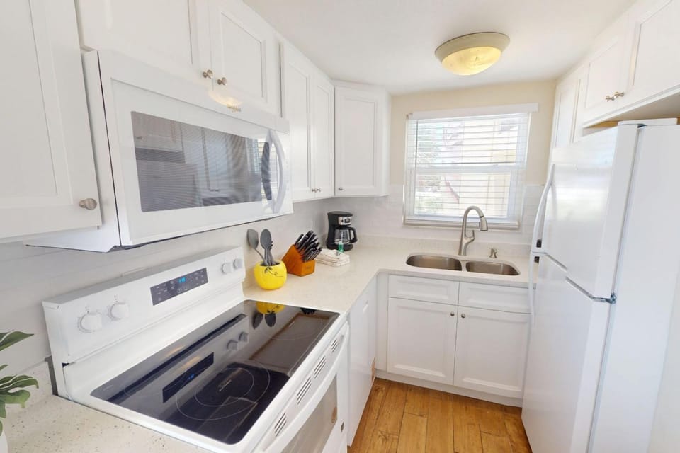 2b 2b Direct Beachfront - Surf Song #121 Apartment in Madeira Beach