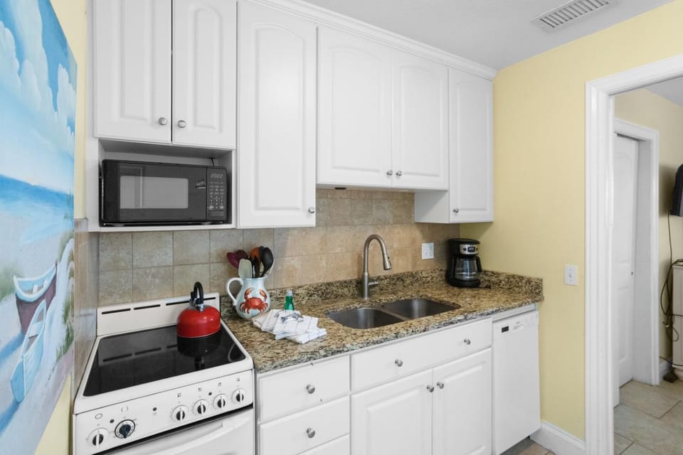 1br 1b Beach View - King - Surf Song #333 Apartment in Madeira Beach