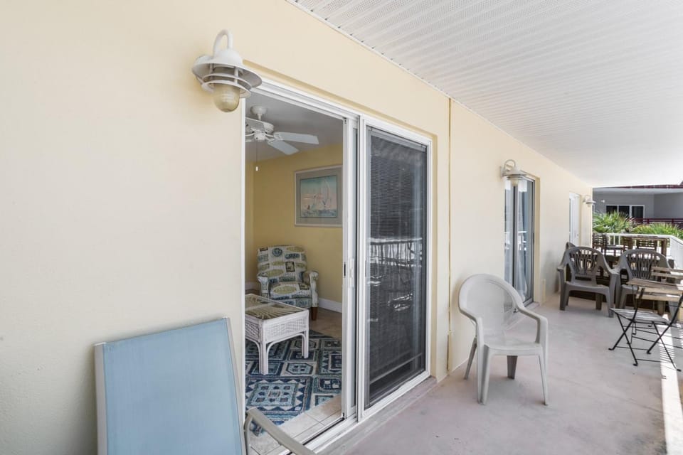 1br 1b Beach View - King - Surf Song #333 Apartment in Madeira Beach
