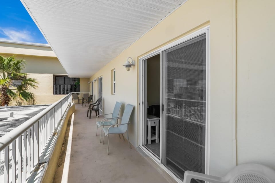 1br 1b Beach View - King - Surf Song #333 Apartment in Madeira Beach