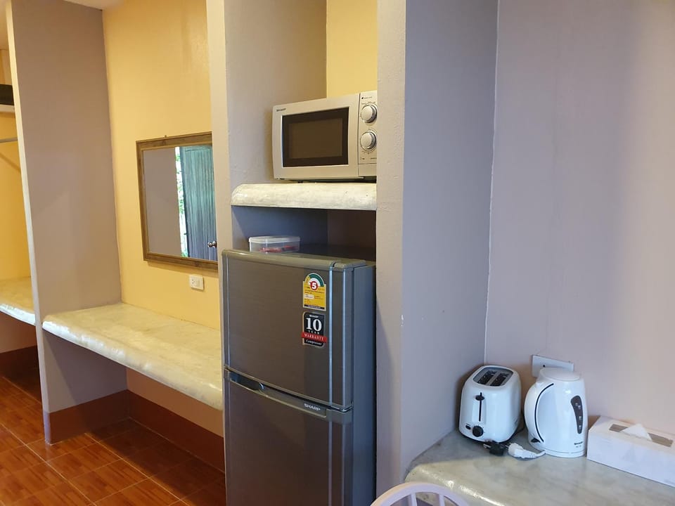 Coffee/tea facilities, microwave