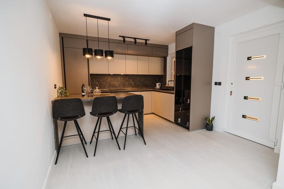 Kitchen or kitchenette, Dining area, stove