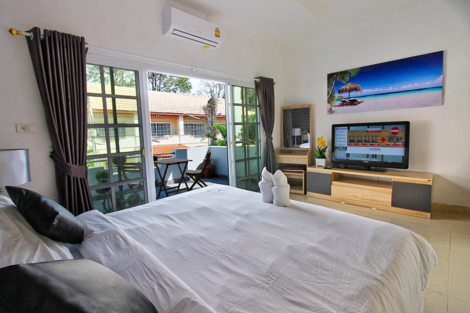 Bed, TV and multimedia, Photo of the whole room, Decorative detail, Bedroom