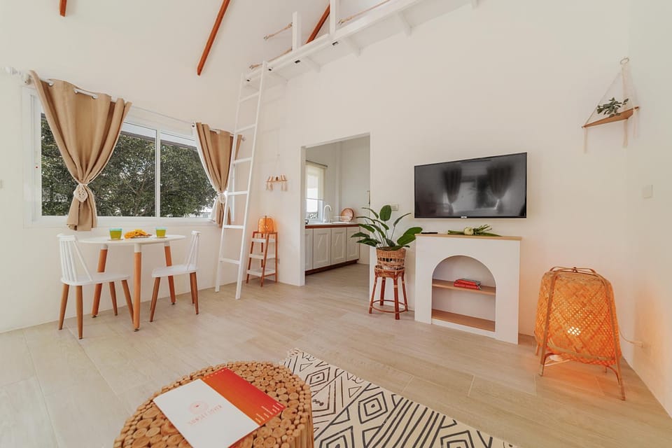 Bed, Living room