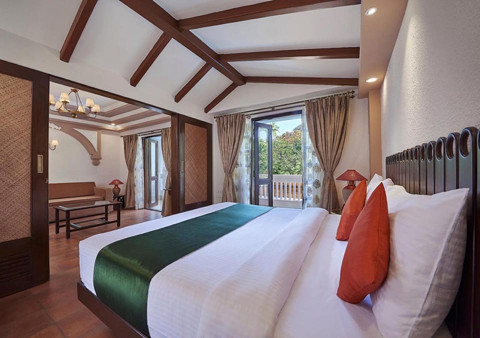 Bed, Photo of the whole room, Seating area, Bedroom