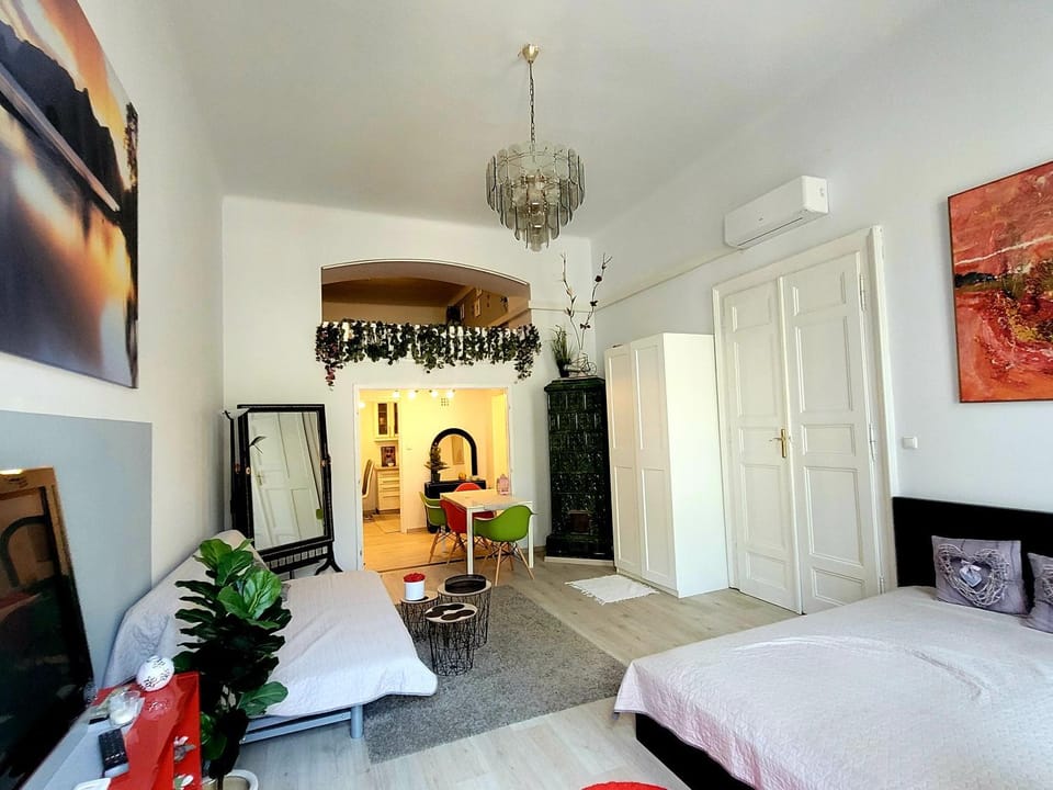 TV and multimedia, Living room, Seating area, Bedroom